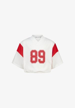 Wit sportshirt met rood nummer 89 voorop en rode panelen op de korte mouwen, met een V-hals.