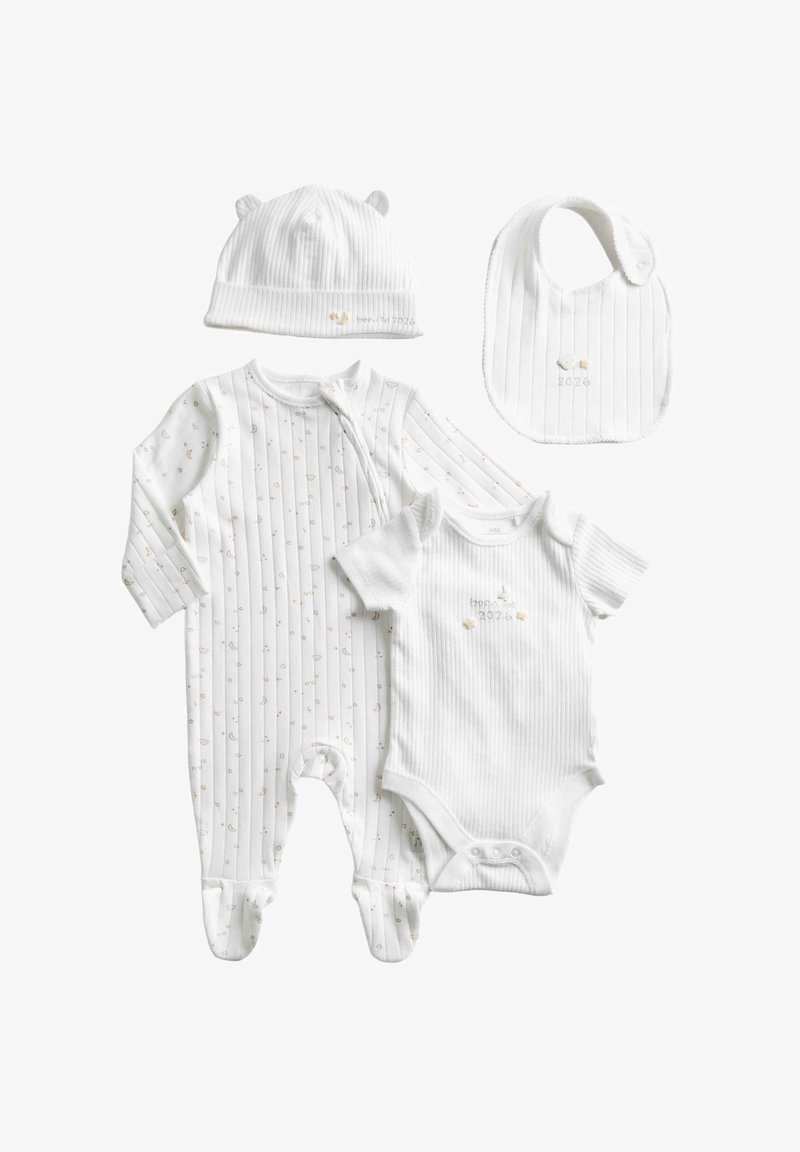 El conjunto de ropa para bebé blanca incluye un gorro acanalado con orejitas, un pijama con cremallera y pequeños patrones, un body de manga corta y un babero.