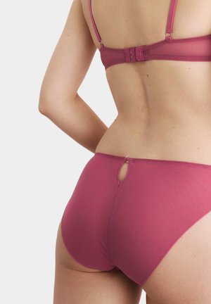 Conjunto de sujetador y bragas de malla color malva con detalle de ojal en la cintura. Textura suave y tirantes ajustables para un ajuste a medida.