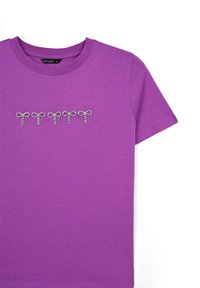 T-shirt di cotone viola con scollatura a girocollo, caratterizzato da cinque design di fiocchi in strass sul petto. Tessuto morbido, maniche corte.