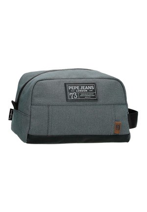 Neceser rectangular gris de Pepe Jeans con cremallera negra, ribete negro en la parte inferior, asa lateral y parche de la marca en el frente.