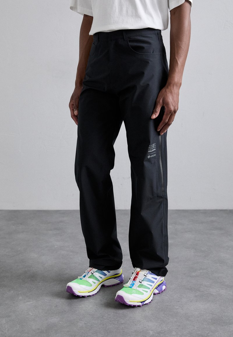 MM6 Maison Margiela - GORE TEX PANTS 5 POCKETS - Hlače - deep black, Povećaj