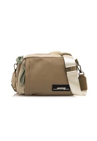 Bolso bandolera beige de tela resistente, con forma rectangular, un tirador de cremallera verde y una correa blanca ajustable con un parche con el logo.