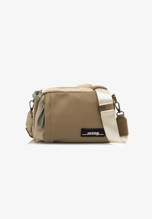 Bolso bandolera beige de tela resistente, con forma rectangular, un tirador de cremallera verde y una correa blanca ajustable con un parche con el logo.