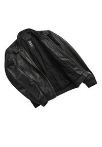 Giacca bomber in pelle nera con zip dorata, polsini e orlo a coste, dal tessuto liscio e con una minima fodera interna.