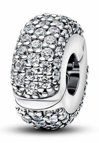Bead in argento decorato con numerosi cristalli trasparenti a taglio rotondo che creano una superficie scintillante e texture.
