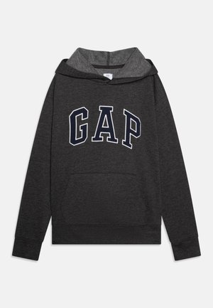 Temno siva kapuca s sivo obloženim kapuco. Ima drzni logotip "GAP" v mornarsko modri barvi čez prsa in sprednji kenguru žep. Mehka tekstura tkanine.