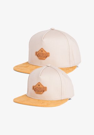 Beżowa czapka z zamszowym pomarańczowym daszkiem, z haftowaną skórzaną naszywką z logo "BLACKSKIES". Strukturalny design w stylu baseballowym.