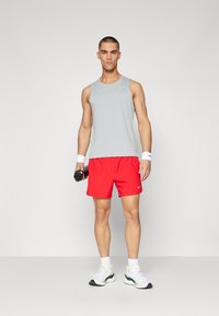 Nike Performance CHALLENGER - Pantalón corto de deporte - university red/black/reflective silver