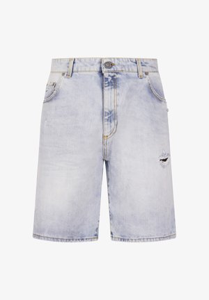 Pantaloni scurți din denim albastru deschis cu spălare estompată, închidere cu nasturi, buzunare laterale și o mică ruptură uzată pe coapsa dreaptă.
