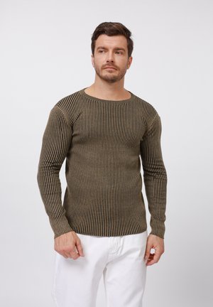 Olivgrön ribbade långärmade stickad tröja med rundad halsringning och slim fit, med vertikala ränder och texturerad tyg.
