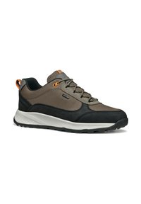 Zapatillas de trail con una parte superior de malla marrón y negra, acentos grises, detalles en naranja, suela de goma texturizada y cierre con cordones.