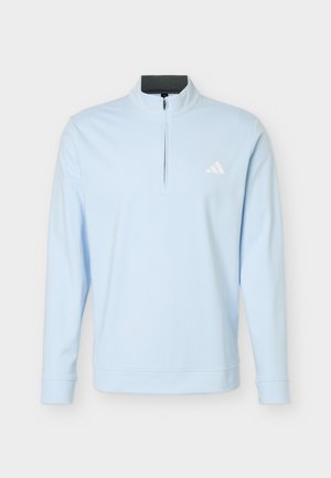 Lichtblauwe lange mouw pullover met een kwartrits en een klein wit Adidas-logo op de borst, weergegeven op een effen witte achtergrond.