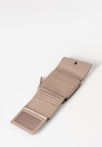 Portafoglio in pelle beige con finitura testurizzata, dotato di più scomparti per carte, un porta ID trasparente e un compartimento con zip.