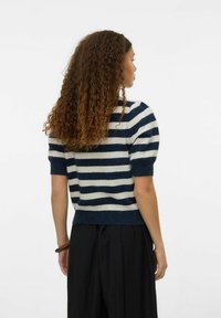 Maglione a maniche corte a righe in blu navy scuro e crema, con orlo a coste e maniche corte, realizzato in materiale morbido e testurizzato.