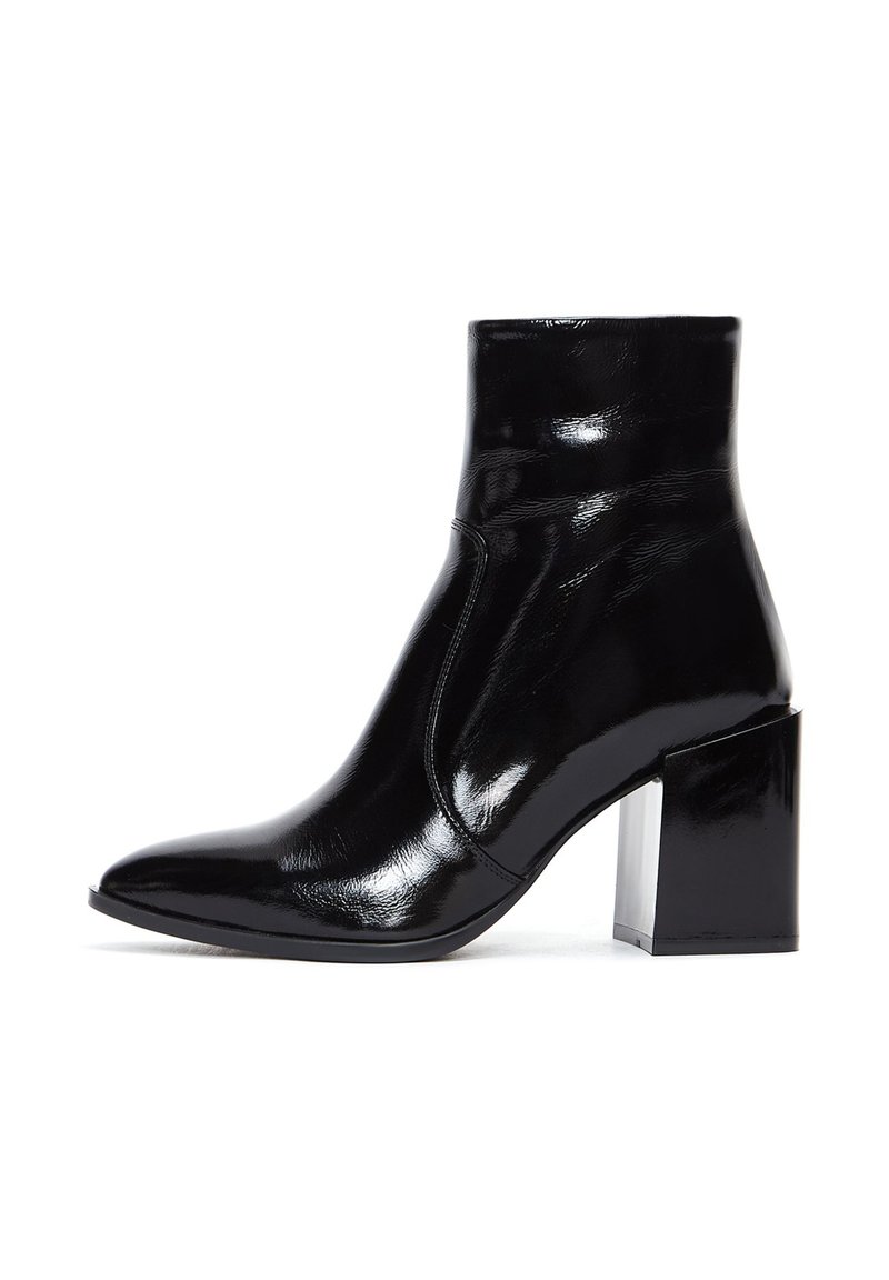 Bottine en cuir noir avec une finition brillante, bout pointu et un talon carré chunky. Design sans couture avec des accents de couture minimale.