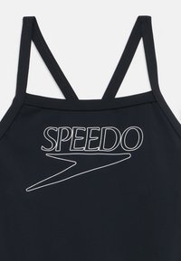 Μαύρο μαγιό με σχέδιο racerback, που διαθέτει λευκό λογότυπο «SPEE» και έντονη λευκή λεπτομέρεια από κάτω, κατασκευασμένο από λείο ύφασμα.