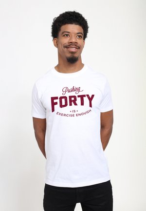 Hvid bomulds t-shirt med maroon tryk, der står "At nærme sig FORTY er allerede nok motion," med en klassisk rund hals og korte ærmer.