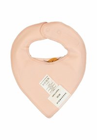 Lyserød bomuldsbibs i bandana-form med trykknaplukning og et lille mærke, der angiver plejeinstruktioner. Blød tekstur, uden mønstre.