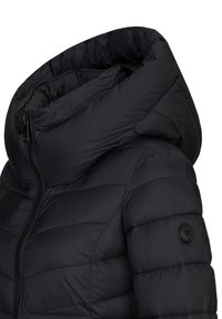Zwarte pufferjas met hoge kraag en capuchon. Heeft een gewatteerde structuur, een ritssluiting en een ronden logo-opdruk op de linker schouder.