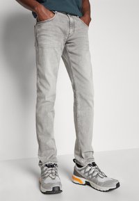 Replay ANBASS PANTS - Traperice uskog kroja - light grey