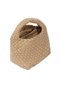 Vævet beige håndtaske med en struktureret form og et rundt håndtag. Har en lynlåslukning og en tekstureret overflade.