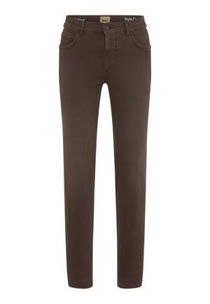 Jean en denim marron avec une coupe slim, cinq poches et une fermeture à bouton. Le tissu présente une texture lisse et des coutures minimales.