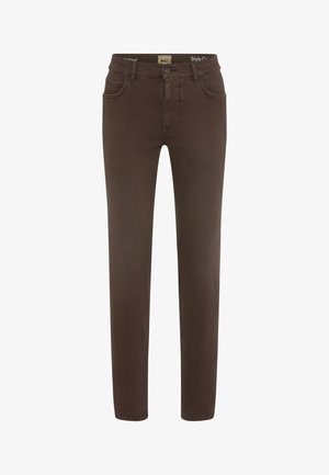 Jean en denim marron avec une coupe slim, cinq poches et une fermeture à bouton. Le tissu présente une texture lisse et des coutures minimales.