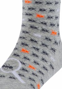 Szare skarpetki ozdobione wzorem małych czarnych rybek z pomarańczowymi akcentami oraz symbolem lupy w kolorze białym. Wykonane z teksturowanej tkaniny.