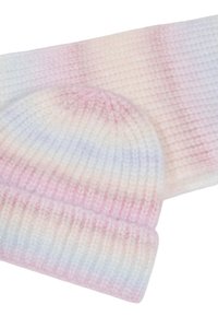 Pletena kapa in šal v pastelni ombre vzorcu, ki se ponaša z mehkimi teksturami in rebrastimi robovi v roza, modri in krem barvah.