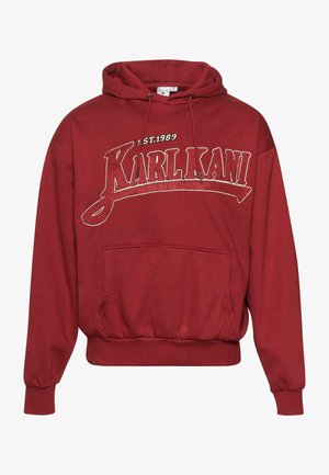 Červená mikina s kapucňou vyrobená z jemnej zmesy bavlny, s prednou vreckom, rebrovanými manžetami a spodným lemom, s bielym potlačeným logom „KARL KANI“ a rokom 1989.