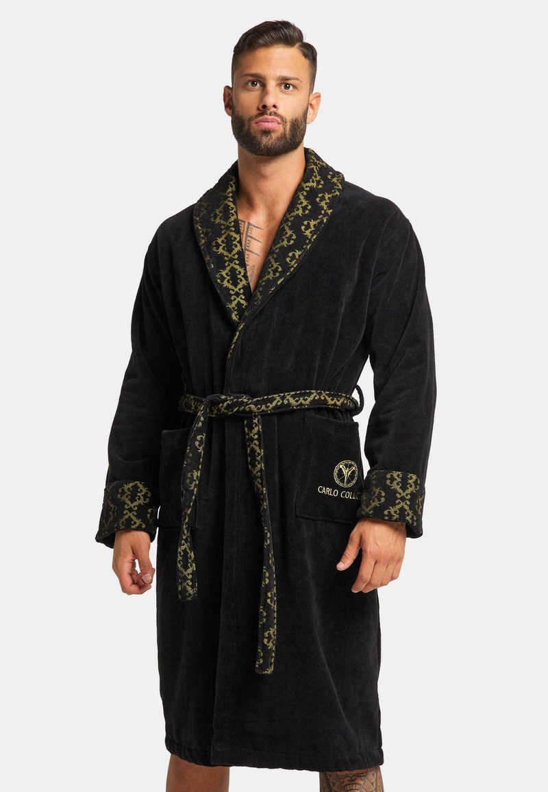 Black fleece bathrobe featuring a patterned collar and cuffs in green, with a matching belt and a logo patch on the front pocket.