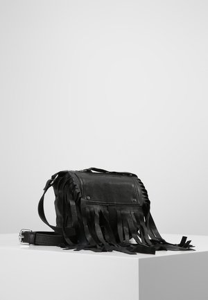 Czarna skórzana torebka na ramię z frędzlami, o prostokątnym kształcie, z regulowanym paskiem i dwoma metalowymi zatrzaskami na klapce.