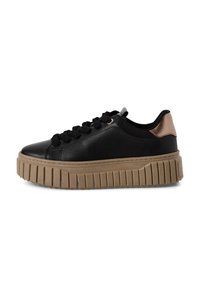 Sneaker en cuir noir avec une semelle plateforme beige épaisse. Dispose de lacets ronds et d'un accent métallique au talon. Semelle en caoutchouc texturée.