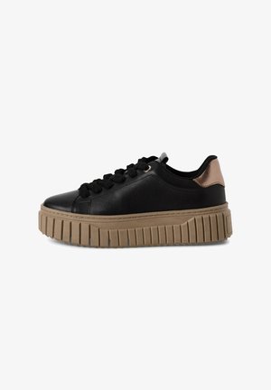 Sneaker en cuir noir avec une semelle plateforme beige épaisse. Dispose de lacets ronds et d'un accent métallique au talon. Semelle en caoutchouc texturée.