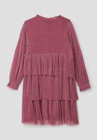 Vestido de manga larga en tejido rosa brillante, con volantes en los niveles y un collar redondeado. Acabado texturizado y suave con puños de manga elásticos.