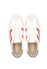 Zapatillas blancas con rayas rojas y detalles en gris claro. Cuentan con una puntera redonda, suela de goma, diseño con cordones y marca en la lengüeta.