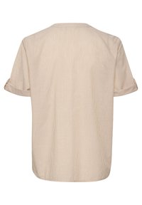 Blusa beige a righe con maniche corte, tessuto leggero, scollo rotondo, polsini arrotolabili, orlo leggermente curvo, righe verticali in tonalità chiare e scure.