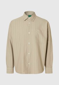 Beige langermet skjorte med smale vertikale striper, enkel brystlomme, knapp-på-krage og hvite knapper. Mykt bomullsstoff.