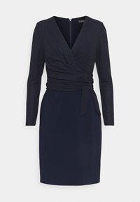 Námořnická modrá šaty s dlouhými rukávy, výstřihem do V, nařaseným topem a detaily na vázání v pase. Vyrobeno z texturovaného materiálu s jemným leskem.