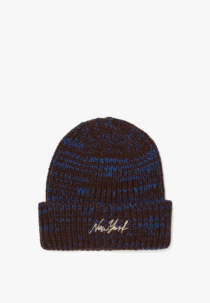 Gorra de punto en marrón y azul, con un patrón texturizado y un dobladillo con la inscripción "New York" bordada en hilo blanco.