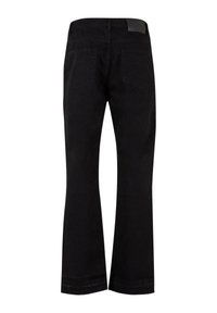 Schwarze Denim Schlagjeans mit glatter Textur, ausgestattet mit zwei Gesäßtaschen und einem gesteppten Saum. Der Bund enthält ein Etikett.