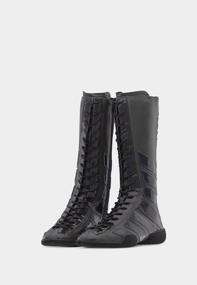 Μαύρα μποτάκια με κορδόνια μπροστά και γυαλιστερές πλευρικές επιφάνειες, σχεδιασμένα για άνετη εφαρμογή και με υφή από καουτσούκ στην σόλα.