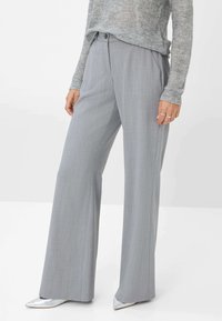 Grijze wijde broek met een gestructureerde stof, met een getailleerde pasvorm, zijzakken en een gladde tailleband, gecombineerd met zilveren puntige schoenen.