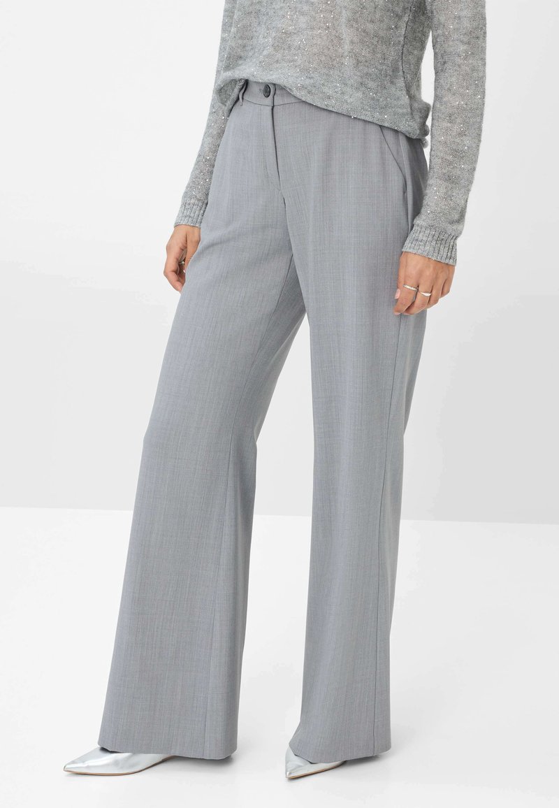 Grijze wijde broek met een gestructureerde stof, met een getailleerde pasvorm, zijzakken en een gladde tailleband, gecombineerd met zilveren puntige schoenen.