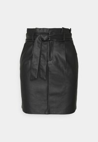 Svart läderkjol med en bälteshög midja, slank silhuett och minimalistisk design. Texturen är jämn med en lätt lyster.