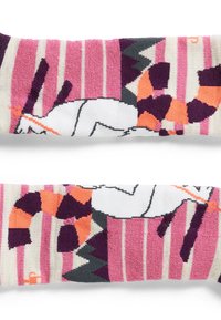 Färgglada strumpor med en design av en vit räv med orangea och svarta accenter, mot en randig bakgrund i rosa, lila och krämfärgad.