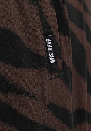 WRSTBHVR, WRSTBHVR PANTS MAESA PANTS - Pantaloni - chocolate brown zebra