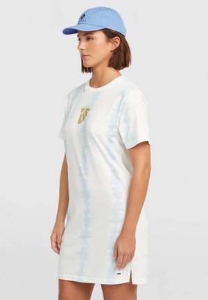Robe blanche avec motif tie-dye bleu clair, manches courtes, fente latérale, et design graphique doré sur la poitrine. Casquette bleu clair ajoutant un contraste.
