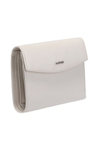 Portefeuille en cuir blanc avec un rabat, coutures visibles et un logo subtil. Design compact avec plusieurs emplacements pour cartes à l'intérieur.